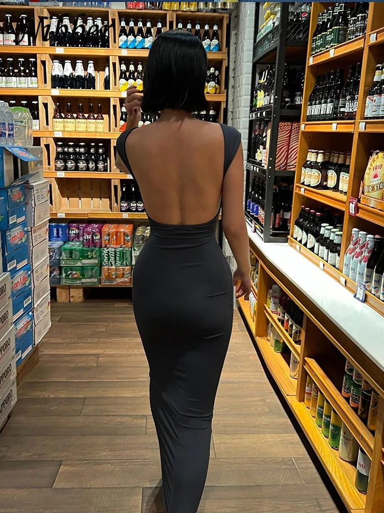 Sukienka maxi dopasowana z odkrytymi plecami