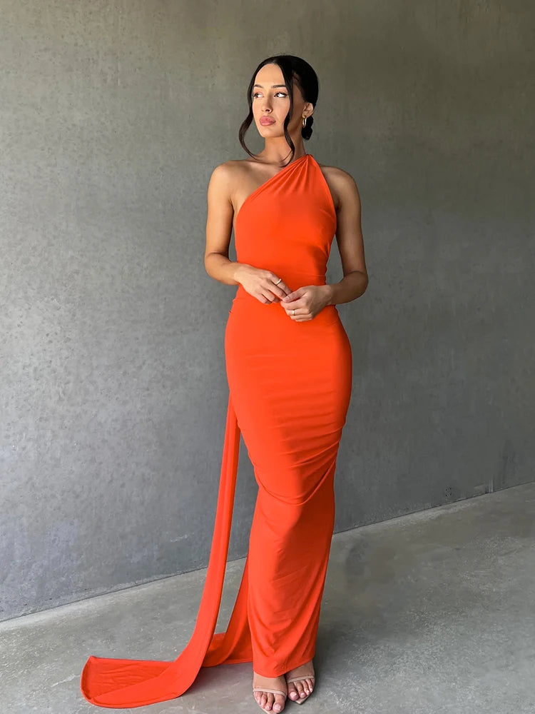 Elegancka dopasowana sukienka maxi z odkrytymi plecami