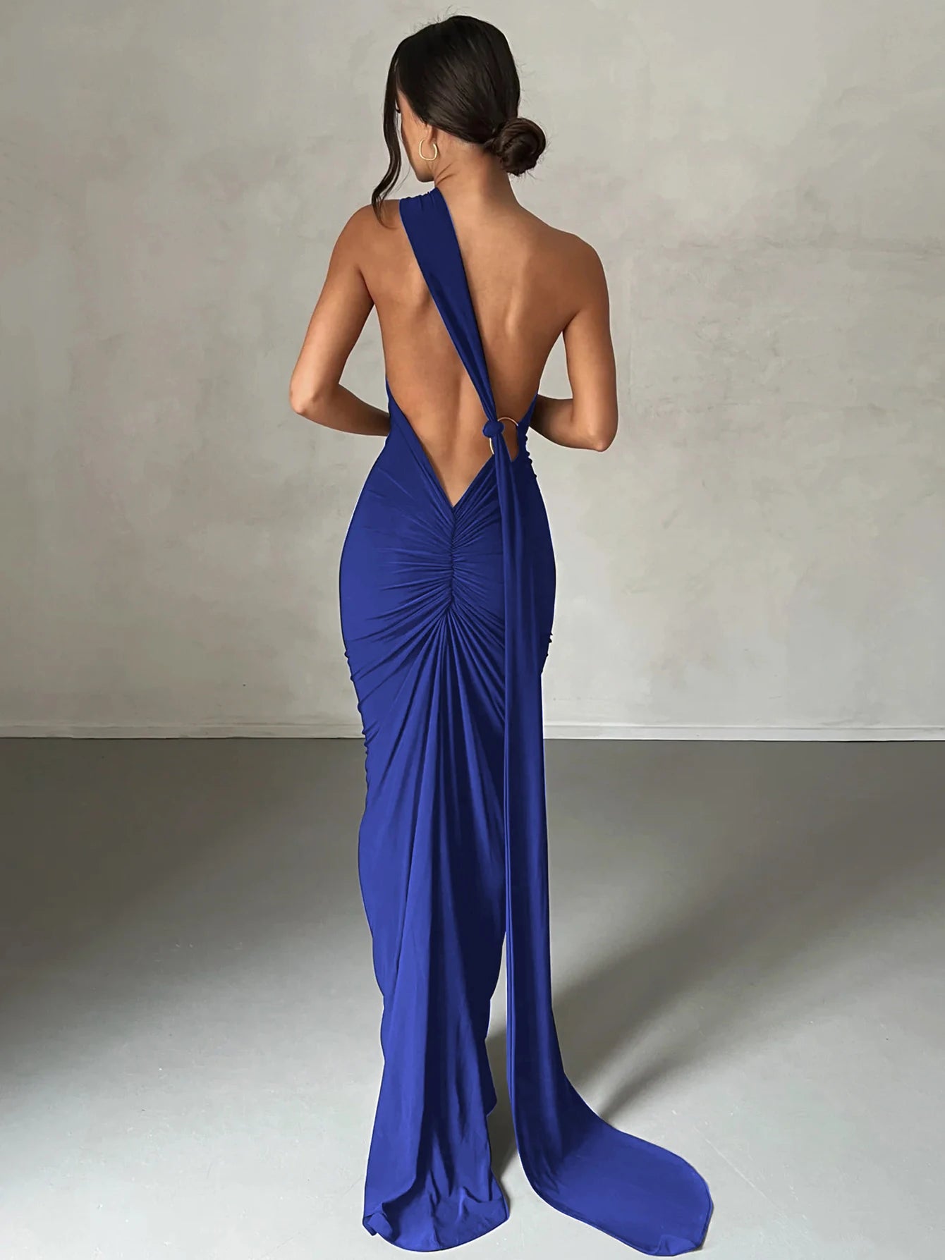Elegancka dopasowana sukienka maxi z odkrytymi plecami