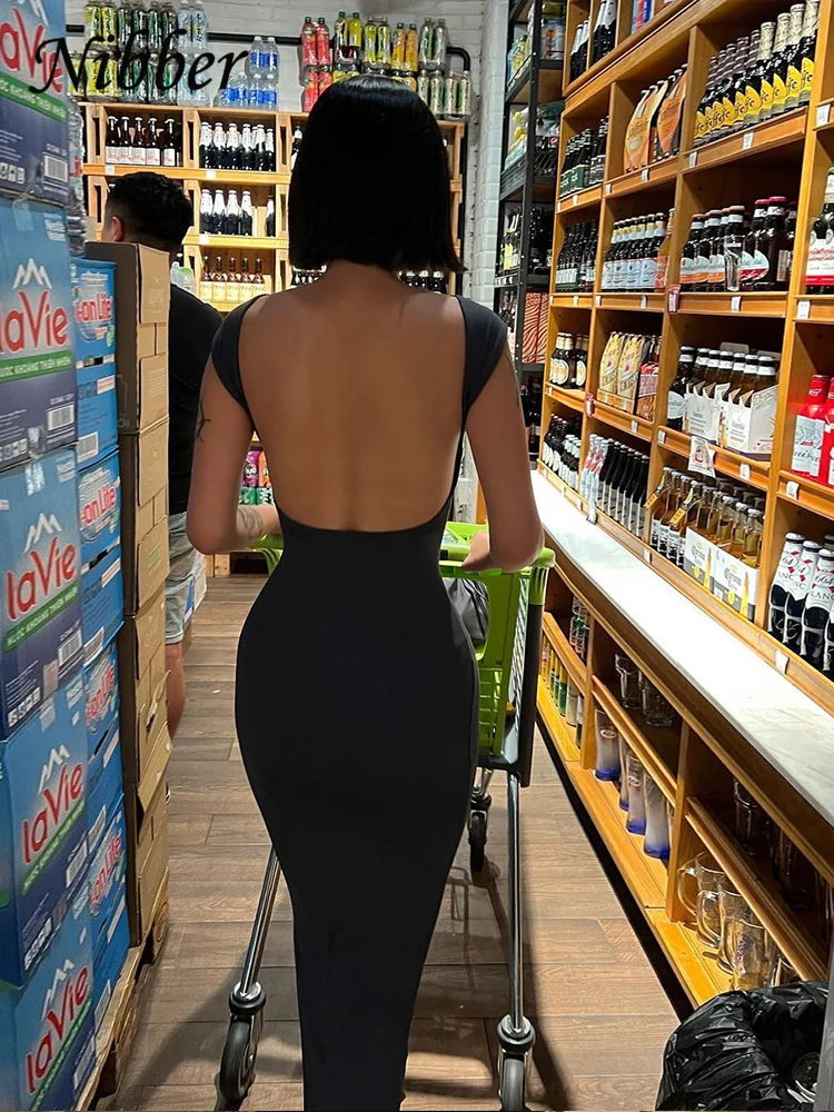 Sukienka maxi dopasowana z odkrytymi plecami