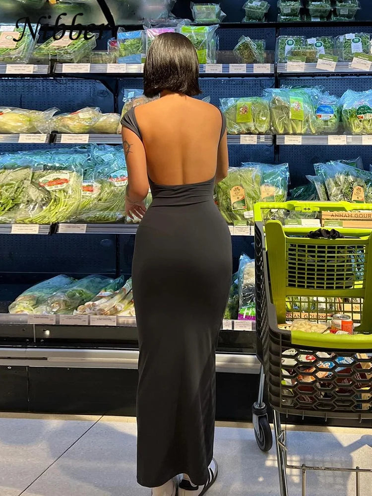 Sukienka maxi dopasowana z odkrytymi plecami