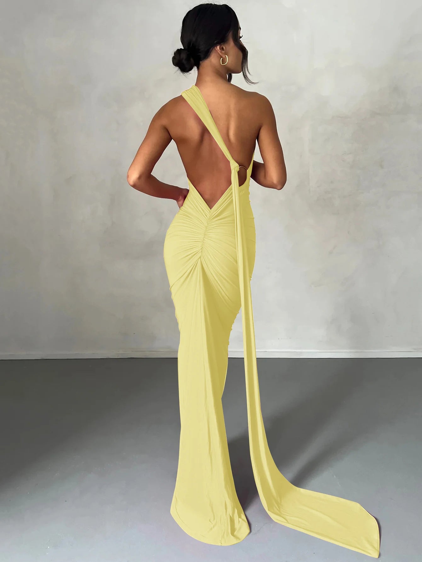 Elegancka dopasowana sukienka maxi z odkrytymi plecami