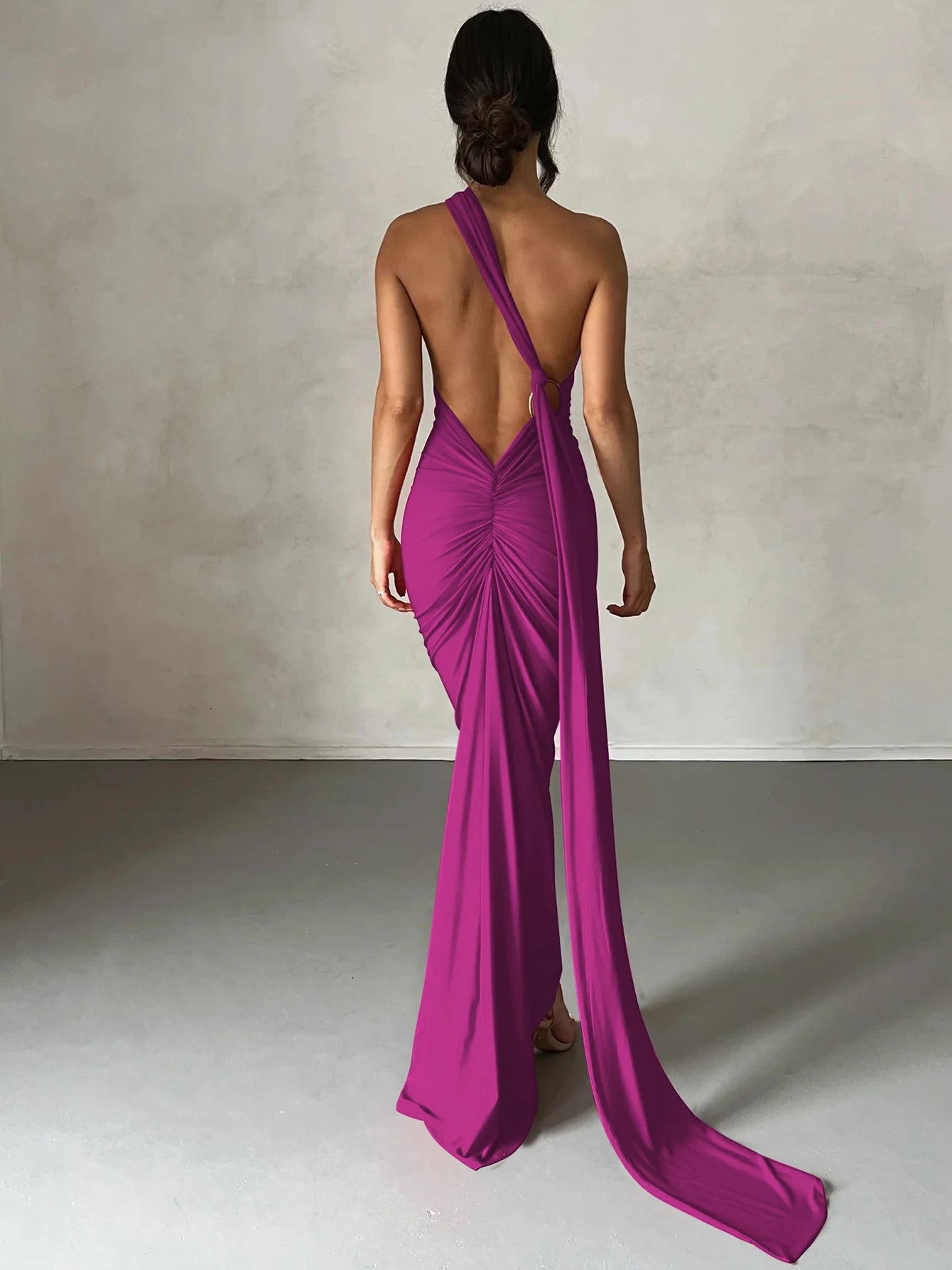 Elegancka dopasowana sukienka maxi z odkrytymi plecami
