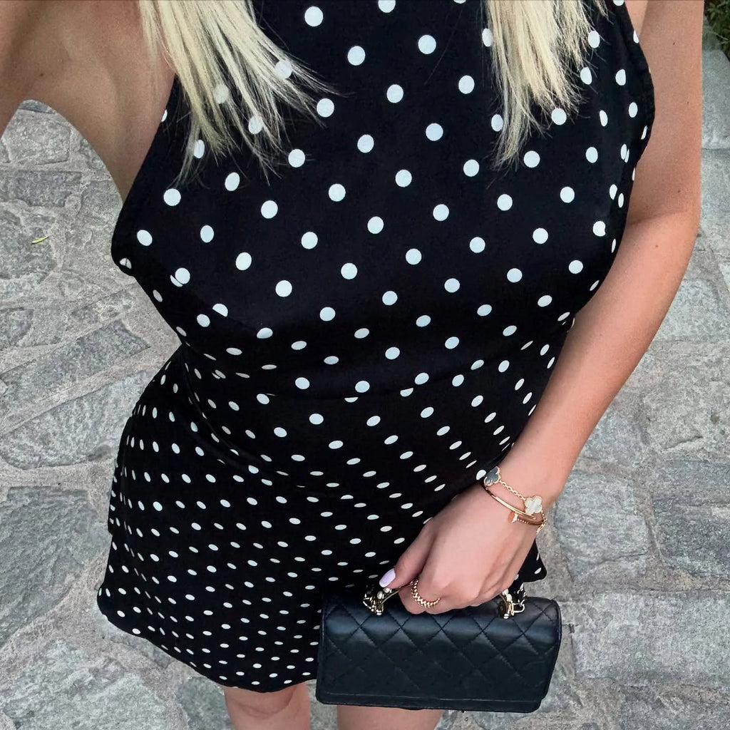 Sukienka mini w grochy z wiązaniem
