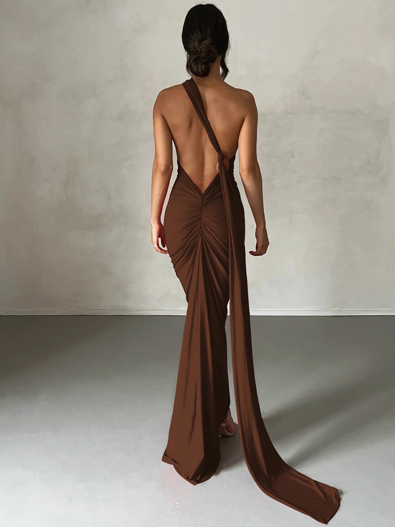 Elegancka dopasowana sukienka maxi z odkrytymi plecami